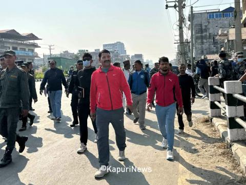 इटहरीको फुटपाथ क्लियर गर्न मेयर हेमकर्ण पौडेल सडकमा